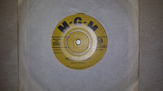 7" 45RPM Don't Cry On My Shoulder/Mr. Twister by Connie Francis from MGM